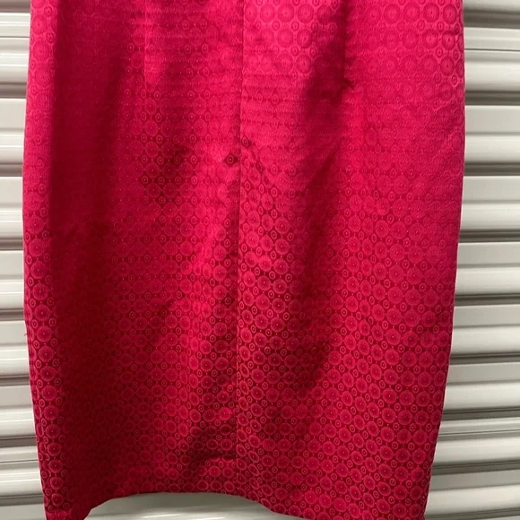 London Times Elegant Red Sleeveless Dress with Floral Accents Size 10 - Picture 6 of 7